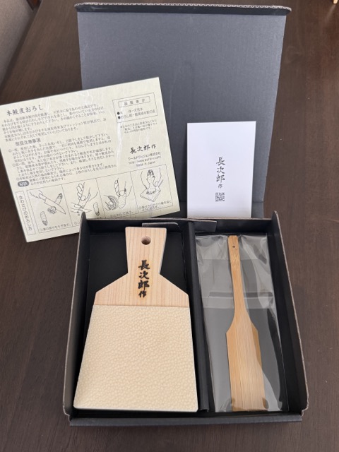 岐阜県土岐市のふるさと納税返礼品。わさびすり器。
ー鮫皮おろしが引き出す旨味ー
鮫皮で薬味をすりおろすと薬味の細胞が細かく破壊され香りと辛味が生まれます。
ワサビ、しょうが、にんにくなどの薬味にご使用ください。  ー料理へのこだわり、旨さへのこだわりー
「鮫皮おろし」は料理へのこだわり・おいしさへのこだわりを存分に発揮できるひとつの料理道具として。
多くの料理人にも愛用いただいている道具です。  鮫皮と岐阜県産の東濃ひのきを使用しすべてが自然由来の商品となります。
職人がひとつひとつ丁寧に作り上げています。  30代、40代のご愛用者様からは、薬味がふわふわにおろせて良い風味を感じられると評価をいただいております。調理器具 キッチン用品 おろし器 料理道具 薬味おろし すりおろし わさび しょうが にんにく プロ愛用 こだわり おしゃれ 手作り 東濃ひのき 岐阜 日本製 ギフト プレゼント 贈り物 送料無料