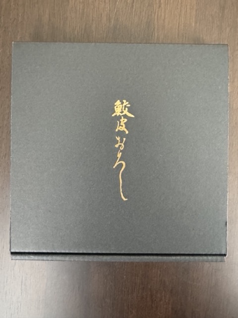 岐阜県土岐市のふるさと納税返礼品。わさびすり器。
ー鮫皮おろしが引き出す旨味ー
鮫皮で薬味をすりおろすと薬味の細胞が細かく破壊され香りと辛味が生まれます。
ワサビ、しょうが、にんにくなどの薬味にご使用ください。  ー料理へのこだわり、旨さへのこだわりー
「鮫皮おろし」は料理へのこだわり・おいしさへのこだわりを存分に発揮できるひとつの料理道具として。
多くの料理人にも愛用いただいている道具です。  鮫皮と岐阜県産の東濃ひのきを使用しすべてが自然由来の商品となります。
職人がひとつひとつ丁寧に作り上げています。  30代、40代のご愛用者様からは、薬味がふわふわにおろせて良い風味を感じられると評価をいただいております。調理器具 キッチン用品 おろし器 料理道具 薬味おろし すりおろし わさび しょうが にんにく プロ愛用 こだわり おしゃれ 手作り 東濃ひのき 岐阜 日本製 ギフト プレゼント 贈り物 送料無料